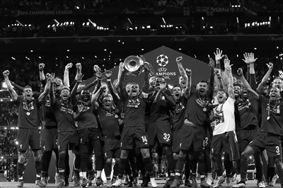 苏格兰女足队长卡思伯特与中国队比赛时头部受伤，被紧急送医