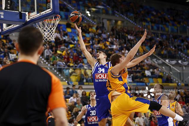 客战塞尔塔戴帽，莱万巴萨生涯第4次上演帽子戏法（莱万客场对塞尔塔上演帽子戏法，巴萨生涯第4次戴帽）