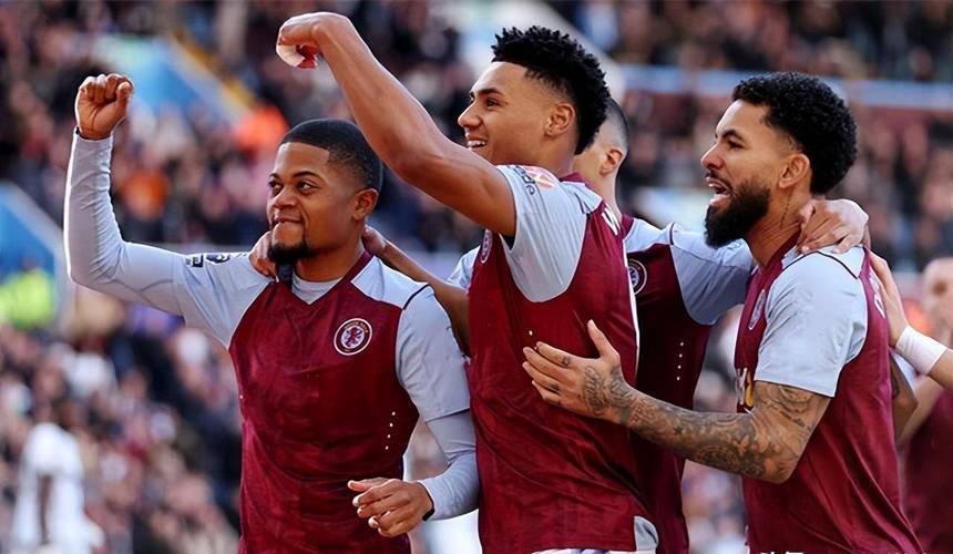 太阳报：麦克托米奈领意甲最佳球员奖，被女友透视着装抢风头（太阳报：麦克托米奈加冕意甲最佳球员，女友透视造型抢镜）