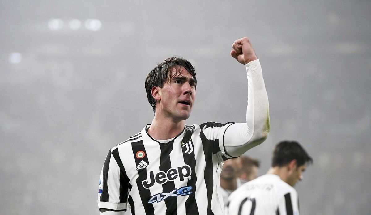 一齐登场！齐达内中国风亮相FC嘉年华，传奇卡重磅揭晓！（齐达内以中国风现身FC嘉年华，传奇卡震撼发布！）