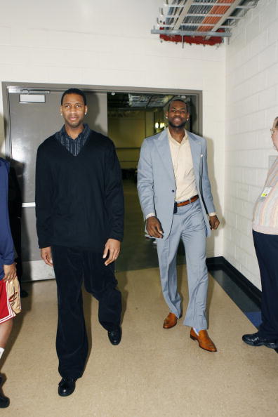 手感冰凉！赵嘉仁7中1仅拿3分1板2助1帽（命中率惨淡！赵嘉仁7投仅中1，拿下3分1板2助1帽）