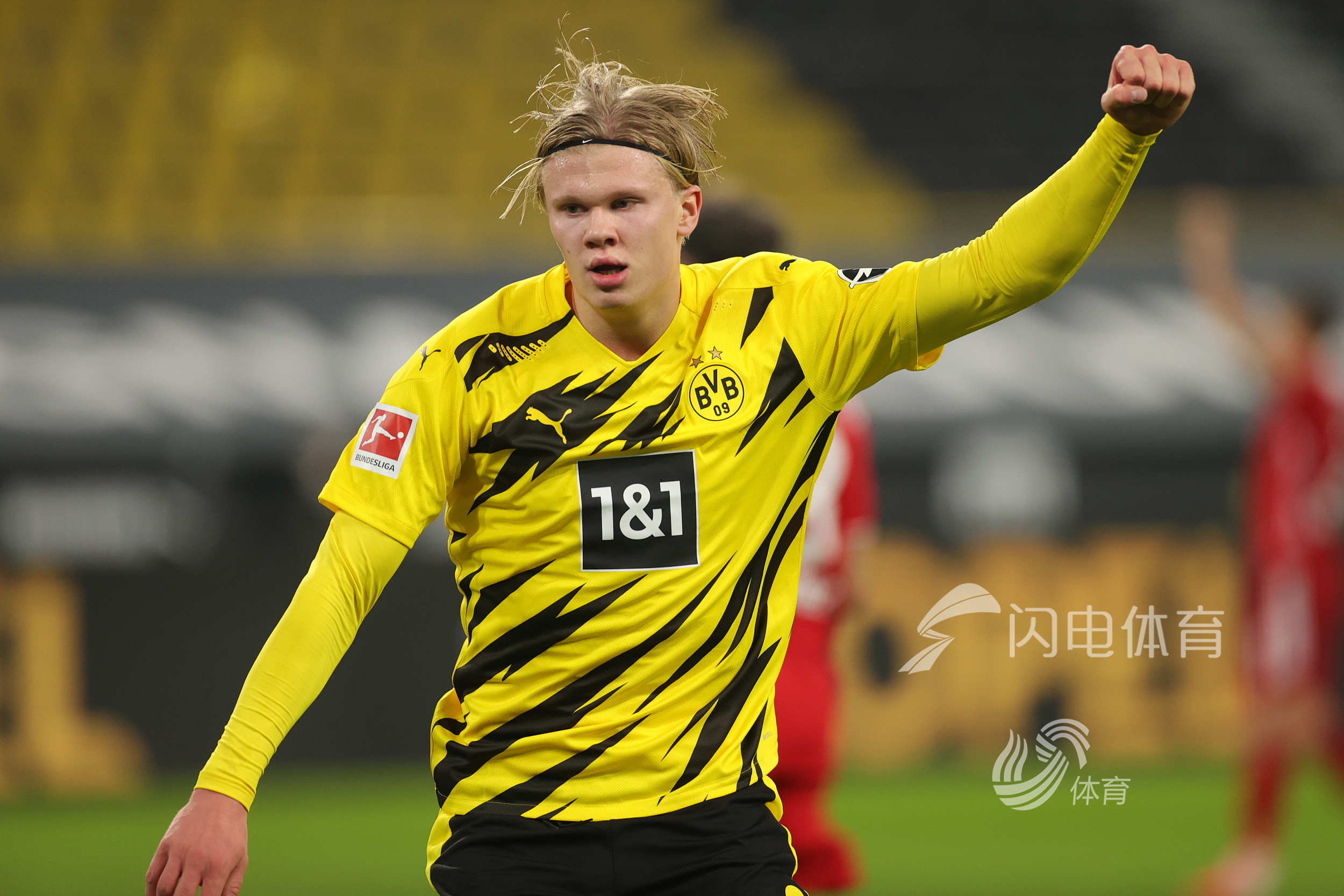 足球中超后卫世界级解围登上热搜