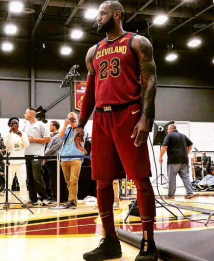 媒体人：中国退役球员当教练是恶俗圈子，应让草根教练来竞争（媒体人批评中国足坛教练成退役球员小圈子，建议向草根开放竞争）