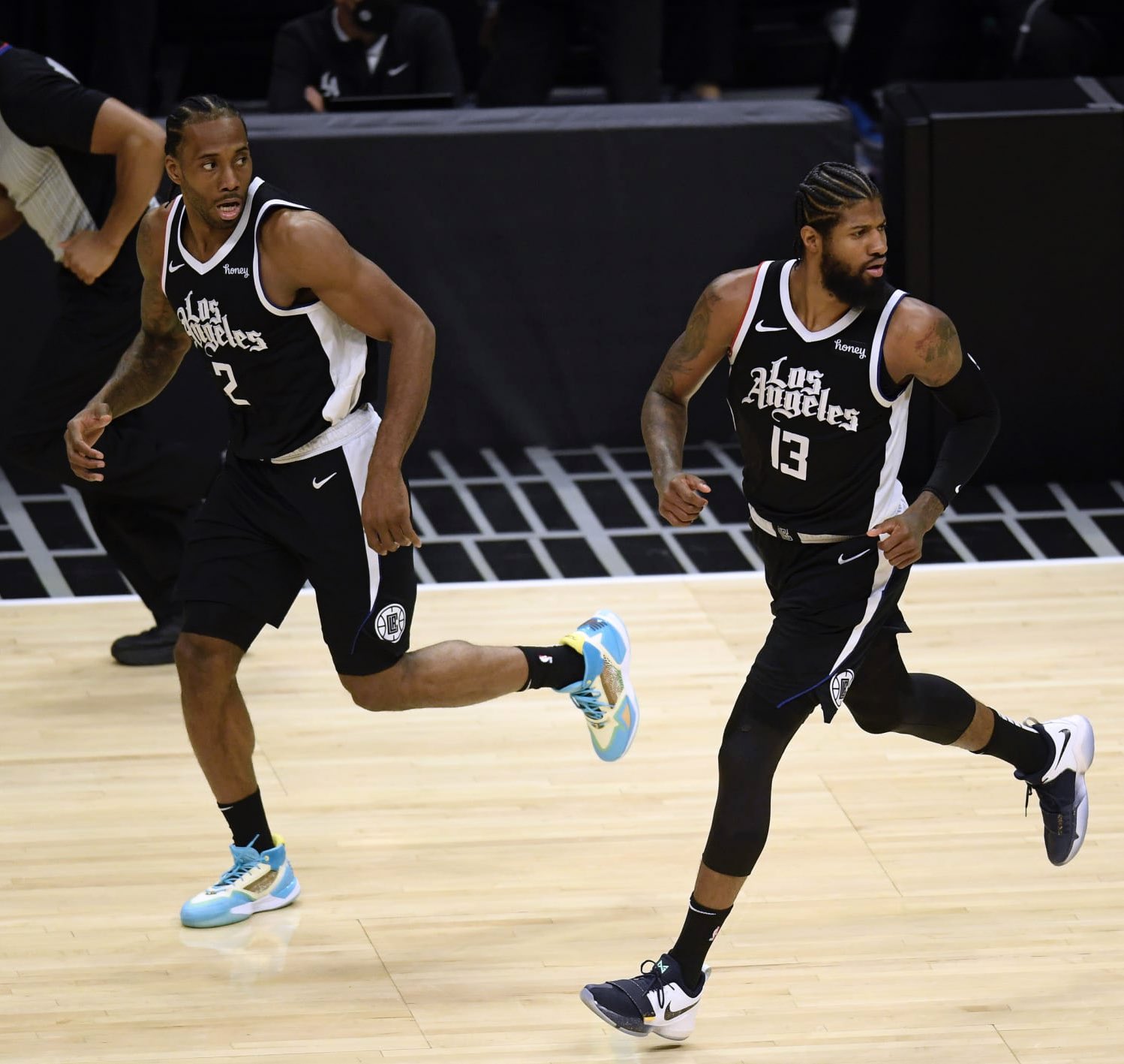 PTSD了？当值德国籍VAR裁判提醒主裁河南队后卫用手阻挡射门（又触发PTSD？德国籍VAR提示主裁：河南后卫手球封堵射门）