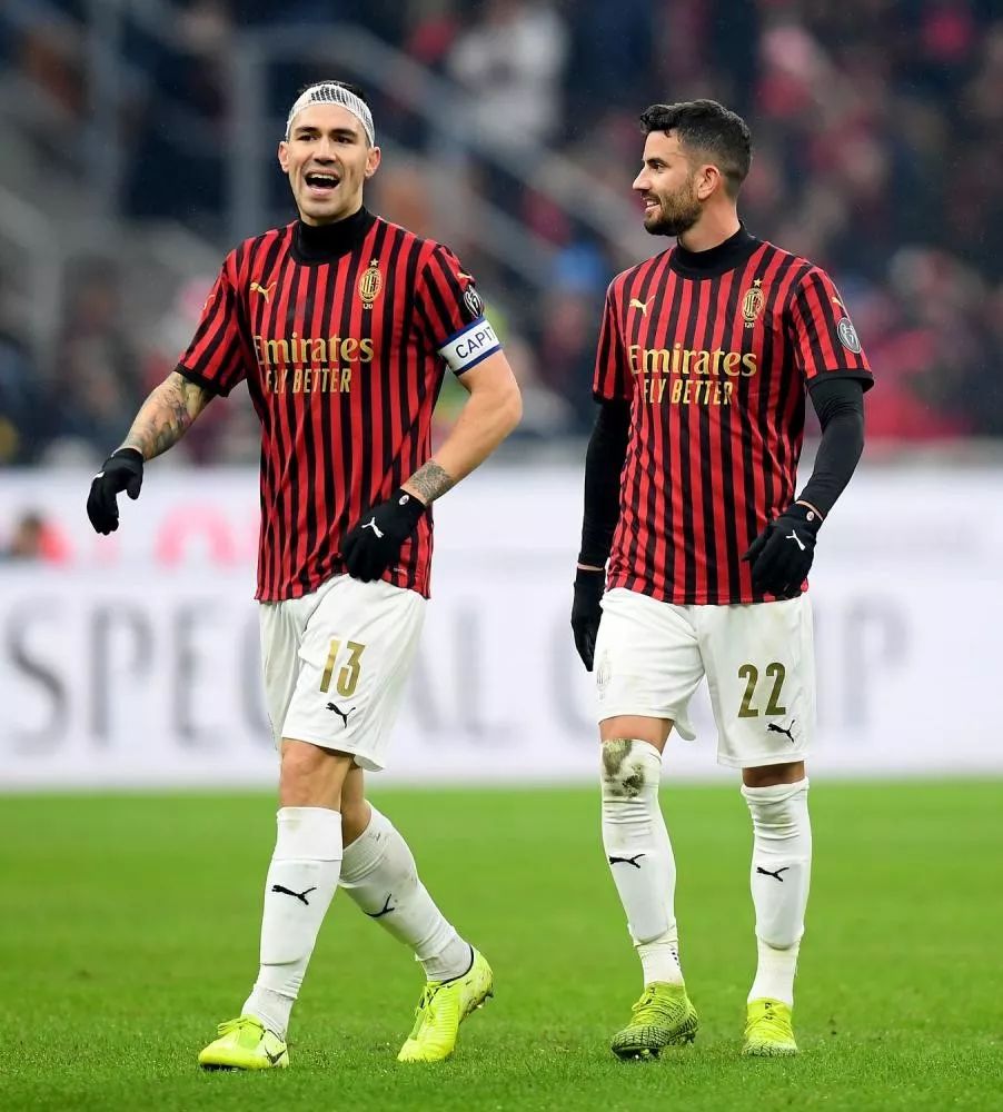 热爱皆平等，河南球迷赛前在球场外声援阿奇姆彭（热爱无差别：河南球迷赛前场外力挺阿奇姆彭）