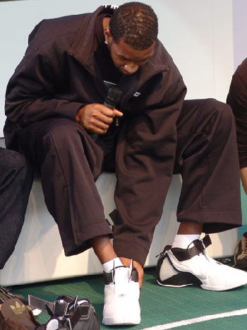 英格兰球员周薪排行榜：伊万-托尼42.3万镑居首，凯恩第二（英格兰球员周薪榜：伊万·托尼以42.3万镑领跑，凯恩居次）